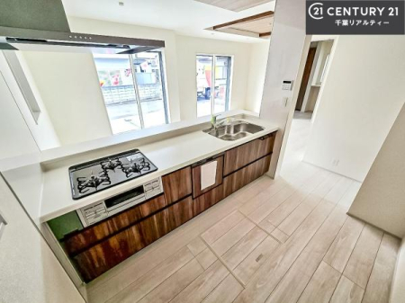 �L�b�`�� ��Ƃ肠�钲���X�y�[�X�ō�Ƃ����₷�����K�ȃL�b�`���ł��I
���q�l�ƈꏏ�ɂ��َq������y���߂�L�X�X�y�[�X�ł��B�y�����������ԂɂȂ肻���ł��ˁI