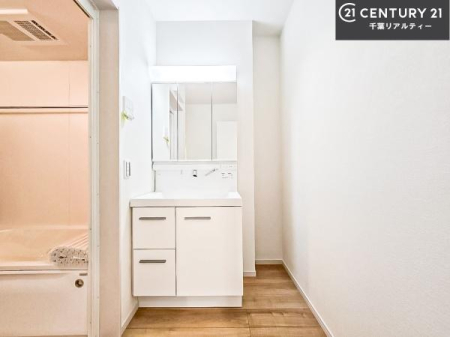 ���ʑ�E���ʏ� �O�ʋ��d�l�̐��ʏ��́A�g�����Ȃ݂����₷������I���͎��[�ɂȂ��Ă��܂��B�h���C���[�₨���ϓ����Еt������̂Ő��ʑ������X�b�L���ƌ����邱�Ƃ��o���܂��I