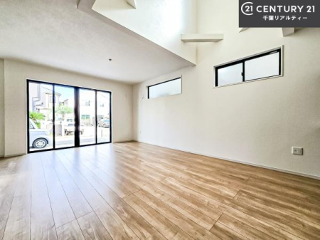 ���r���O ��؂ȉƑ����W�܂邩�炱��LDK�ɂ͂�����肽���B
�q�����������C�ɏ΂��Ȃ��瑖�����Ă���p�����������u�L���Ƃɂ��ėǂ������v�Ǝv���u�Ԃł��B