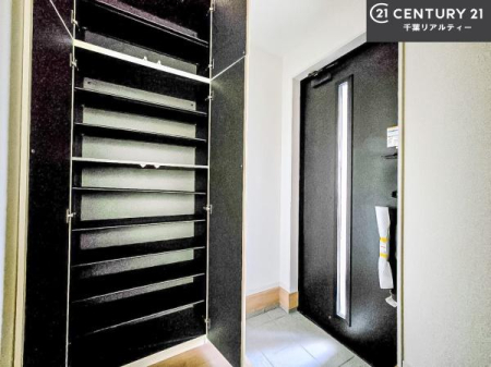 ���� �V���[�Y�{�b�N�X�t���Ȃ̂ŁA���ւ��Еt�����|�������₷���ł��I
�X�b�L���������ւŌ˂��J�����u�ԁA�������̂���S�n������Ԃ��o�}���Ă���܂��B
