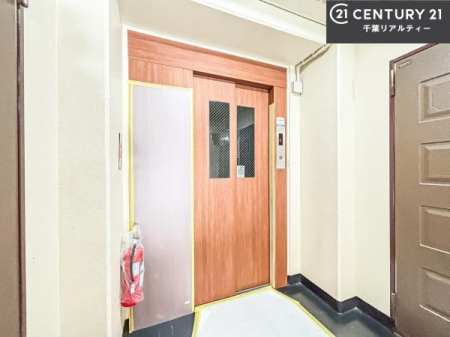 ���̑����p�� �G���x�[�^�[�����ŁA�����̈ړ����X���[�Y�B��K�ւ̃A�N�Z�X�����K�Ȃ��߁A���N�z�̕��⏬���Ȃ��q���܂����邲�ƒ�ɂ����S�ł��B���K���Ɨ��֐������˔������Z�܂��ł��B