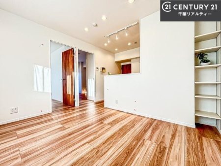 ���r���O �傫�ȑ����炽���Ղ�̗z���������閾�邢���r���O�B�J�����̂��郊�r���O�ŉƑ��c���̂��났�̎��Ԃ��߂����܂��B