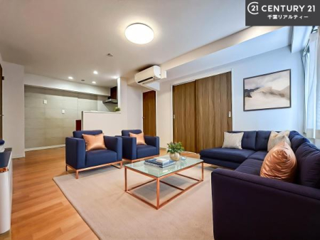 ���r���O �Ƌ��CG�p�[�X�ł��B��؂ȉƑ����W�܂邩�炱��LDK�ɂ͂�����肽���B
�q�����������C�ɏ΂��Ȃ��瑖�����Ă���p�����������u�L���Ƃɂ��ėǂ������v�Ǝv���u�Ԃł��B