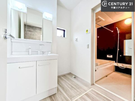 ���ʑ�E���ʏ� �O�ʋ��d�l�̐��ʏ��́A�g�����Ȃ݂����₷������I���͎��[�ɂȂ��Ă��܂��B�h���C���[�₨���ϓ����Еt������̂Ő��ʑ������X�b�L���ƌ����邱�Ƃ��o���܂��I