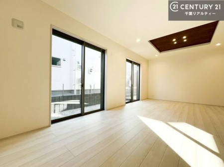 ���r���O �傫�ȑ����炽���Ղ�̗z���������閾�邢���r���O�B�J�����̂��郊�r���O�ŉƑ��c���̂��났�̎��Ԃ��߂����܂��B