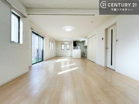 ���r���O �傫�ȑ����炽���Ղ�̗z���������閾�邢���r���O�B�J�����̂��郊�r���O�ŉƑ��c���̂��났�̎��Ԃ��߂����܂��B