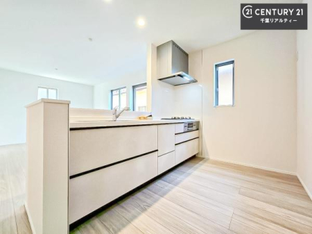 �L�b�`�� ��Ƃ肠�钲���X�y�[�X�ō�Ƃ����₷�����K�ȃL�b�`���ł��I
���q�l�ƈꏏ�ɂ��َq������y���߂�L�X�X�y�[�X�ł��B�y�����������ԂɂȂ肻���ł��ˁI