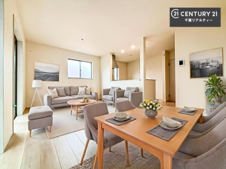 ���r���O �Ƌ��CG�p�[�X�ł��B��؂ȉƑ����W�܂邩�炱��LDK�ɂ͂�����肽���B
�q�����������C�ɏ΂��Ȃ��瑖�����Ă���p�����������u�L���Ƃɂ��ėǂ������v�Ǝv���u�Ԃł��B