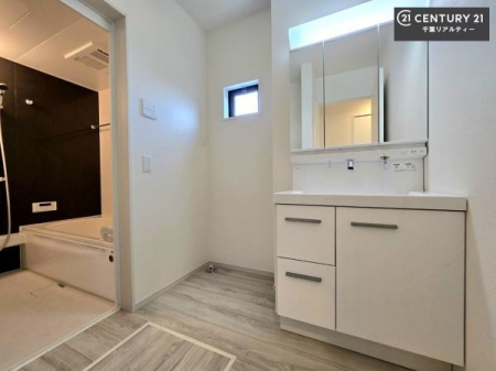 ���ʑ�E���ʏ� �O�ʋ��d�l�̐��ʏ��́A�g�����Ȃ݂����₷������I���͎��[�ɂȂ��Ă��܂��B�h���C���[�₨���ϓ����Еt������̂Ő��ʑ������X�b�L���ƌ����邱�Ƃ��o���܂��I