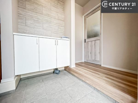 ���� �V���[�Y�{�b�N�X�t���Ȃ̂ŁA���ւ��Еt�����|�������₷���ł��I
�X�b�L���������ւŌ˂��J�����u�ԁA�������̂���S�n������Ԃ��o�}���Ă���܂��B
