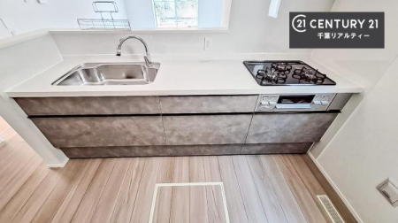 �L�b�`�� ��Ƃ肠�钲���X�y�[�X�ō�Ƃ����₷�����K�ȃL�b�`���ł��I
���q�l�ƈꏏ�ɂ��َq������y���߂�L�X�X�y�[�X�ł��B�y�����������ԂɂȂ肻���ł��ˁI