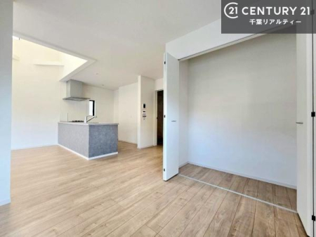 �q������ ���r���O�Ɨאڂ���m���́A���q���܂̕׋���V�я�ɍœK�B�Ƒ��Ƃ̃R�~���j�P�[�V���������₷���݌v�ł��B