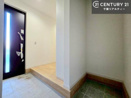 ���� �y�Ԏ��[�ƃV���[�Y�{�b�N�X�̗������������ꂽ���ւ͂��ł��X�b�L���I���Ќ��n�ɂāA���[�͖L�x�ȏZ�܂��̎g����������̊����������B