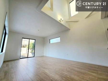 ���r���O �㕔�������ŊJ���������Ղ�I��؂ȉƑ����W�܂邩�炱��LDK�ɂ͂�����肽���B
�q�����������C�ɏ΂��Ȃ��瑖�����Ă���p�����������u�L���Ƃɂ��ėǂ������v�Ǝv���u�Ԃł��B