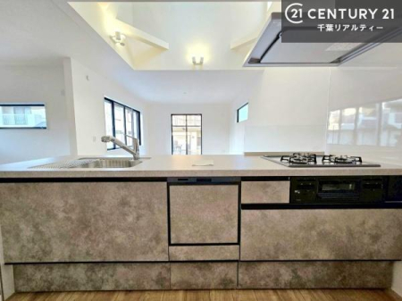 �L�b�`�� ��l�C�̑Ζʎ��V�X�e���L�b�`�����̗p���Ă��܂��I���Ƒ��̃R�~���j�P�[�V���������R�Ƒ�����݌v�ł��B
���q�l�ɂ��ڂ��͂��̂Ŋ������ł��ˁB�L�X�g���ĉ��K�ɍ�Ƃ��i�݂܂��B�y���n�̔���J�Ò��z