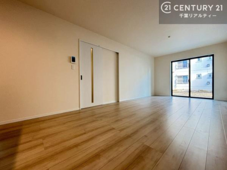 ���r���O �傫�ȑ����炽���Ղ�̗z���������閾�邢���r���O�B�J�����̂��郊�r���O�ŉƑ��c���̂��났�̎��Ԃ��߂����܂��B