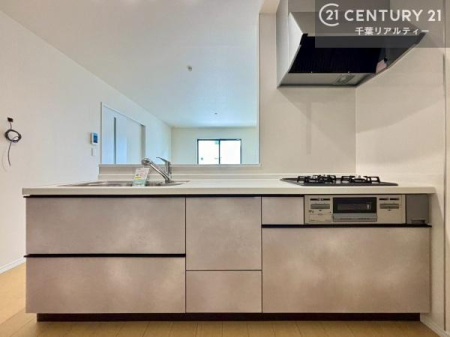 �L�b�`�� ��l�C�̑Ζʎ��V�X�e���L�b�`�����̗p���Ă��܂��I���Ƒ��̃R�~���j�P�[�V���������R�Ƒ�����݌v�ł��B
���q�l�ɂ��ڂ��͂��̂Ŋ������ł��ˁB�L�X�g���ĉ��K�ɍ�Ƃ��i�݂܂��B