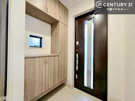 ���� ���ւ̃V���[�Y�{�b�N�X�́A���[�͗ǍD�ŌC���������萮���ł��邾���łȂ��A�㕔������I�Ƃ��Ċ��p�\�B���C�ɓ���̏�����O���[����u���΁A���q���}���邨�����ȋ�ԂɎd�オ��܂��I