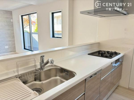 �L�b�`�� ��Ƃ肠�钲���X�y�[�X�ō�Ƃ����₷�����K�ȃL�b�`���ł��I
���q�l�ƈꏏ�ɂ��َq������y���߂�L�X�X�y�[�X�ł��B�y�����������ԂɂȂ肻���ł��ˁI