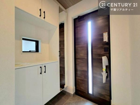 ���� �V���[�Y�{�b�N�X�t���Ȃ̂ŁA���ւ��Еt�����|�������₷���ł��I
�X�b�L���������ւŌ˂��J�����u�ԁA�������̂���S�n������Ԃ��o�}���Ă���܂��B
