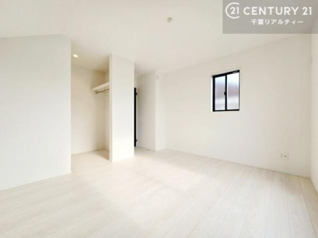 �Q�� �ߌ�̂��炩���������������Ղ荷�����ޓ쐼�����̗m���B�L��7.5���ŁA�x�b�h��f�X�N��u���Ă���Ƃ肠���ԁB�Ǐ����̎��Ԃ��̂�т�y���߂閾�邢�������ł��B