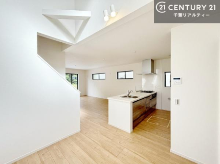 ���r���O �S�n�ǂ����r���O�͉Ƒ������R�ƏW�܂�܂��B�Ƒ��c�R�̎��Ԃ����������ł��B���Ƒ��ƁA����w�[���������Ԃ��߂��������ł��ˁB���邭�J���I�ȋ�Ԃł��B