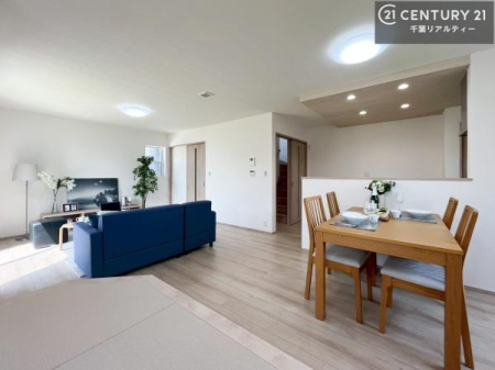 ���r���O �J�����̂���L�XLDK�I�\�t�@�[��_�C�j���O�e�[�u����u���Ă������ɂȂ�Ȃ��̂ŉ��K�ɉ߂����܂��I
�R�~���j�P�[�V���������₷�����r���O�ł��I