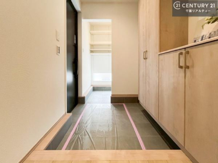 ���� �V���[�Y�{�b�N�X�t���Ȃ̂ŁA���ւ��Еt�����|�������₷���ł��I
�X�b�L���������ւŌ˂��J�����u�ԁA�������̂���S�n������Ԃ��o�}���Ă���܂��B

