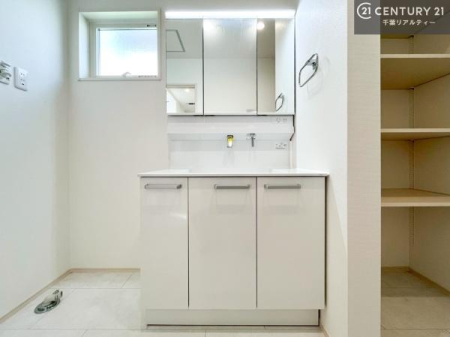 ���ʑ�E���ʏ� �O�ʋ��d�l�̐��ʏ��́A�g�����Ȃ݂����₷������I���͎��[�ɂȂ��Ă��܂��B�h���C���[�₨���ϓ����Еt������̂Ő��ʑ������X�b�L���ƌ����邱�Ƃ��o���܂��I