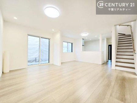 ���r���O ���r���O�K�i�́A�Ƒ������R�Ɗ�����킹��݌v�B��艺��̂��тɃR�~���j�P�[�V���������܂�A�Ƒ����J��[�߂܂��B