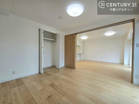 �Q�� ���r���O�ɗאڂ����m���́A�����������Z���A�Q��N�����X���[�Y�ɍs���邽�ߐQ���ɓK���Ă��܂��B�Ƒ��̋C�z������������S��������A����߂�΂�������ƃv���C�x�[�g��Ԃ��m�ۂł���_�����́B