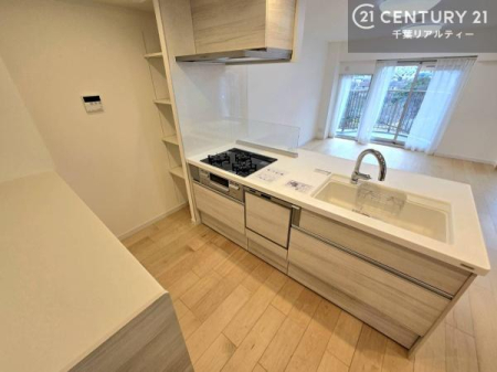 �L�b�`�� ��l�C�̑Ζʎ��V�X�e���L�b�`�����̗p���Ă��܂��I���Ƒ��̃R�~���j�P�[�V���������R�Ƒ�����݌v�ł��B
���q�l�ɂ��ڂ��͂��̂Ŋ������ł��ˁB���[�͂�����܂��I