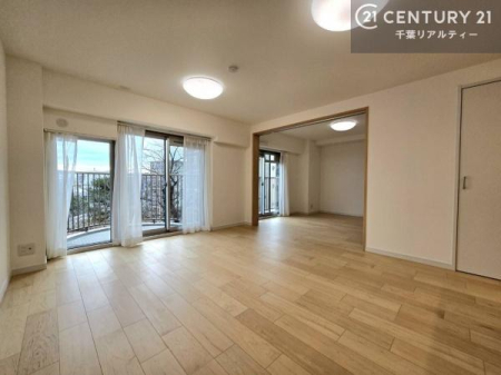 ���r���O �傫�ȑ����炽���Ղ�̗z���������閾�邢���r���O�B�J�����̂��郊�r���O�ŉƑ��c���̂��났�̎��Ԃ��߂����܂��B