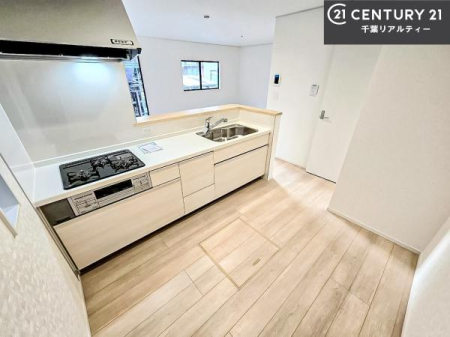 �L�b�`�� ��Ƃ肠�钲���X�y�[�X�ō�Ƃ����₷�����K�ȃL�b�`���ł��I
���q�l�ƈꏏ�ɂ��َq������y���߂�L�X�X�y�[�X�ł��B�y�����������ԂɂȂ肻���ł��ˁI