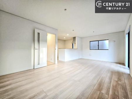 ���r���O �傫�ȑ����炽���Ղ�̗z���������閾�邢���r���O�B�J�����̂��郊�r���O�ŉƑ��c���̂��났�̎��Ԃ��߂����܂��B