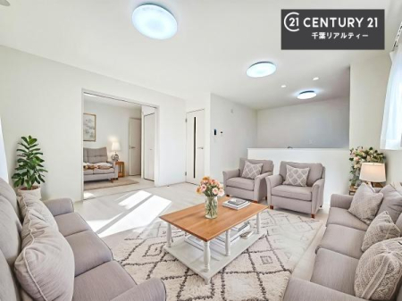 ���r���O �Ƌ��CG�p�[�X�ł��B��؂ȉƑ����W�܂邩�炱��LDK�ɂ͂�����肽���B
�q�����������C�ɏ΂��Ȃ��瑖�����Ă���p�����������u�L���Ƃɂ��ėǂ������v�Ǝv���u�Ԃł��B