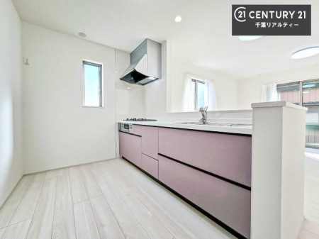 �L�b�`�� ��l�C�̑Ζʎ��V�X�e���L�b�`�����̗p���Ă��܂��I���Ƒ��̃R�~���j�P�[�V���������R�Ƒ�����݌v�ł��B
���q�l�ɂ��ڂ��͂��̂Ŋ������ł��ˁB�L�X�g���ĉ��K�ɍ�Ƃ��i�݂܂��B