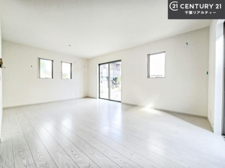 ���r���O �傫�ȑ����炽���Ղ�̗z���������閾�邢���r���O�B�J�����̂��郊�r���O�œ��X�̔��������܂��B