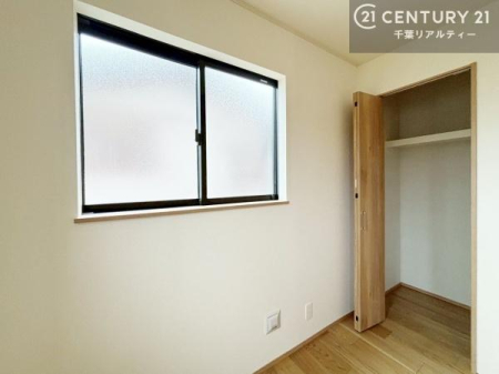 �q������ ���[�X�y�[�X���t���Ă���̂ŁA�}�ȗ��q���ł��U�炩��������������T�b�ƕЂÂ����đ�ϕ֗��ł��I�ǖʂ��L�X���Ă���̂ŁA�׋�����x�b�h�̒u����ɍ���܂���I