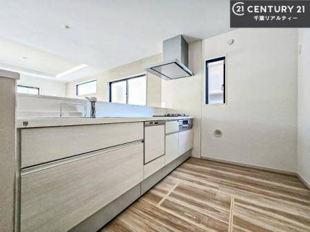 �L�b�`�� ��Ƃ肠�钲���X�y�[�X�ō�Ƃ����₷�����K�ȃL�b�`���ł��I
���q�l�ƈꏏ�ɂ��َq������y���߂�L�X�X�y�[�X�ł��B�y�����������ԂɂȂ肻���ł��ˁI