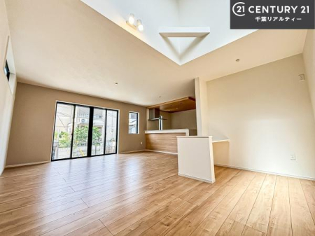 ���r���O �S�n�ǂ����r���O�͉Ƒ������R�ƏW�܂�܂��B�Ƒ��c�R�̎��Ԃ����������ł��B���Ƒ��ƁA����w�[���������Ԃ��߂��������ł��ˁB���邭�J���I�ȋ�Ԃł��B