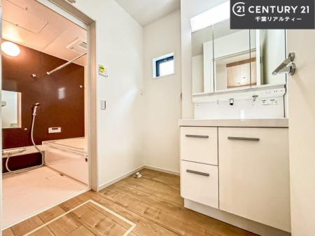 ���ʑ�E���ʏ� �O�ʋ��d�l�̐��ʏ��́A�g�����Ȃ݂����₷������I���͎��[�ɂȂ��Ă��܂��B�h���C���[�₨���ϓ����Еt������̂Ő��ʑ������X�b�L���ƌ����邱�Ƃ��o���܂��I