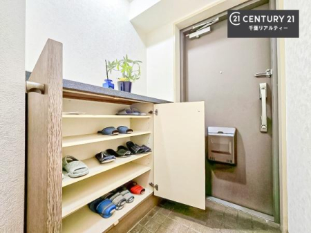 ���� �V���[�Y�{�b�N�X�t���Ȃ̂ŁA���ւ��Еt�����|�������₷���ł��I
�X�b�L���������ւŌ˂��J�����u�ԁA�������̂���S�n������Ԃ��o�}���Ă���܂��B
