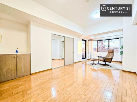 ���r���O �傫�ȑ����炽���Ղ�̗z���������閾�邢���r���O�B�J�����̂��郊�r���O�ŉƑ��c���̂��났�̎��Ԃ��߂����܂��B