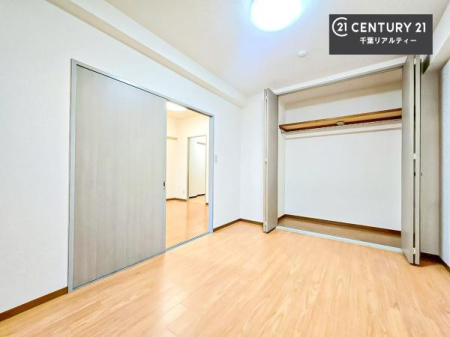 �q������ ���[�X�y�[�X���������Ă���A�ߗނ₨������A�w�p�i�Ȃǂ��������萮���ł��܂��B���������L���g���邽�߁A���K�Ő������Z��Ԃ��������܂��B