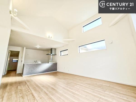 ���r���O �傫�ȑ����炽���Ղ�̍̌���������郊�r���O�͖��邭�J���������Ԃł��I