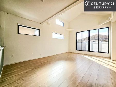 ���r���O ��؂ȉƑ����W�܂邩�炱��LDK�ɂ͂�����肽���B
�q�����������C�ɏ΂��Ȃ��瑖�����Ă���p�����������u�L���Ƃɂ��ėǂ������v�Ǝv���u�Ԃł��B