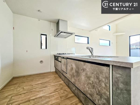 �L�b�`�� ��l�C�̑Ζʎ��V�X�e���L�b�`�����̗p���Ă��܂��I���Ƒ��̃R�~���j�P�[�V���������R�Ƒ�����݌v�ł��B
���q�l�ɂ��ڂ��͂��̂Ŋ������ł��ˁB�L�X�g���ĉ��K�ɍ�Ƃ��i�݂܂��B