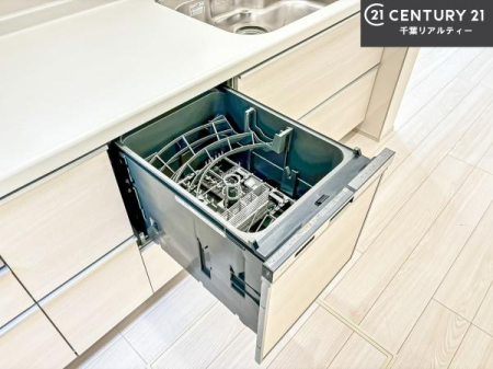 �L�b�`�� �H��@�t���̃L�b�`���ł��I�Z���������r��h�~�Ƃ��đ�ϊ��􂷂�֗��Ȏd�l�ł��I�r���g�C���Ȃ̂ŃL�b�`���̏ꏊ����炸�����X�y�[�X���L���g�����Ƃ��o���܂��I