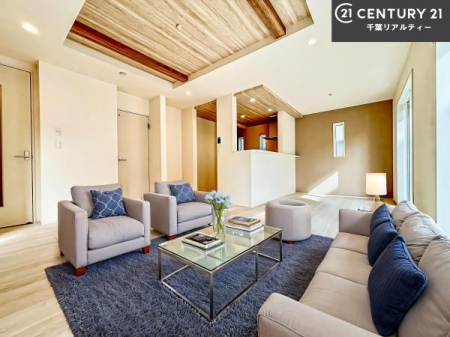 ���r���O �Ƌ��CG�p�[�X�ł��B�傫�ȑ����炽���Ղ�̗z���������閾�邢���r���O�B�J�����̂��郊�r���O�ŉƑ��c���̂��났�̎��Ԃ��߂����܂��B